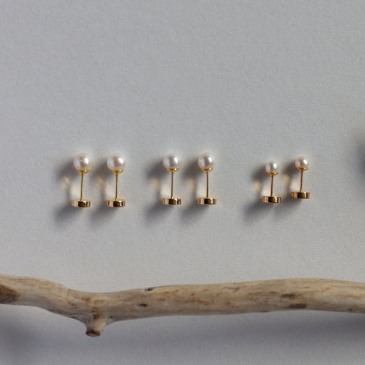 Abridores de oro 18 quilates y Perla Cultivada 4.5mm. Tuerca con tope a presión.